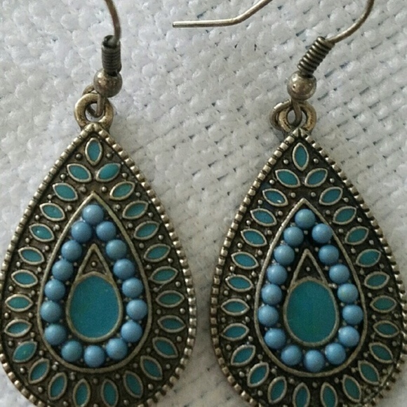 Jewelry - 𝅺earrings silver tone with blue